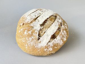 לחם כוסמין כפרי עם זיתים שלם