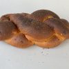 חלת חיטה מלאה מתוקה עם צימוקים מהצד